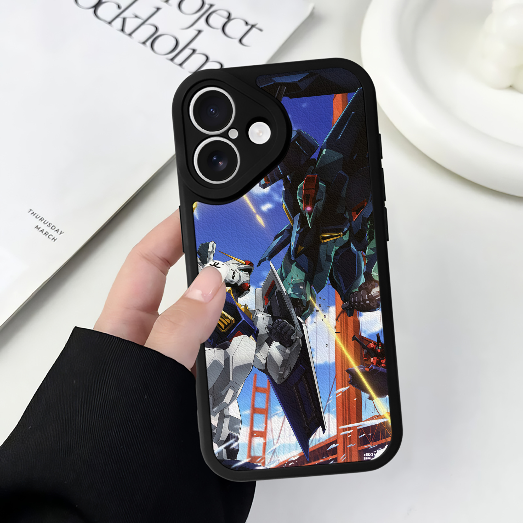 （画像用） 機動戦士ガンダム Mobile Suit Gundam 【iPhone 16シリーズ対応】シリコンスマホケース（レザー調） 材質：シリコン